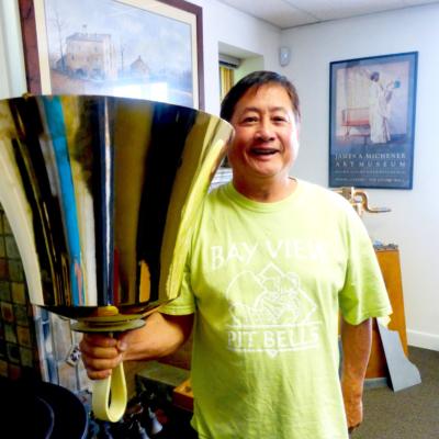 Larry Sue with the world&#039;s biggest handbell